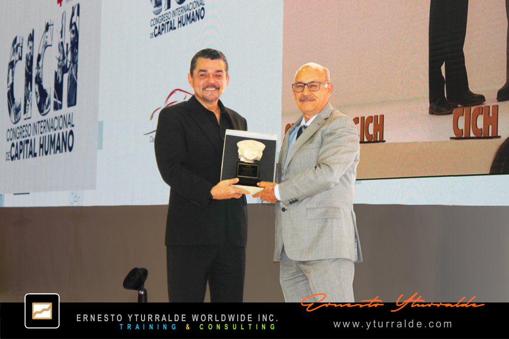 Ernesto Yturralde recibe reconocimiento en México | Team Building LATAM y Aprendizaje Experiencial
